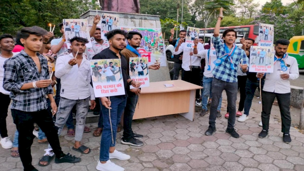 छात्र नेता रवि परमार की गिरफ्तारी के विरुद्ध एनएसयूआई का प्रदर्शन, शासन-प्रशासन को दी श्रद्धांजलि